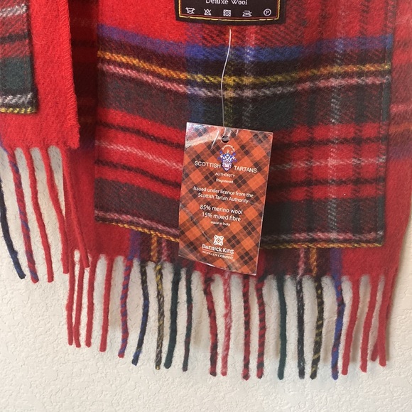 NWT Patrick Kins Woolen Deluxe Company Plaid Red Green White Pocket Scarf - Picture 8 of 8